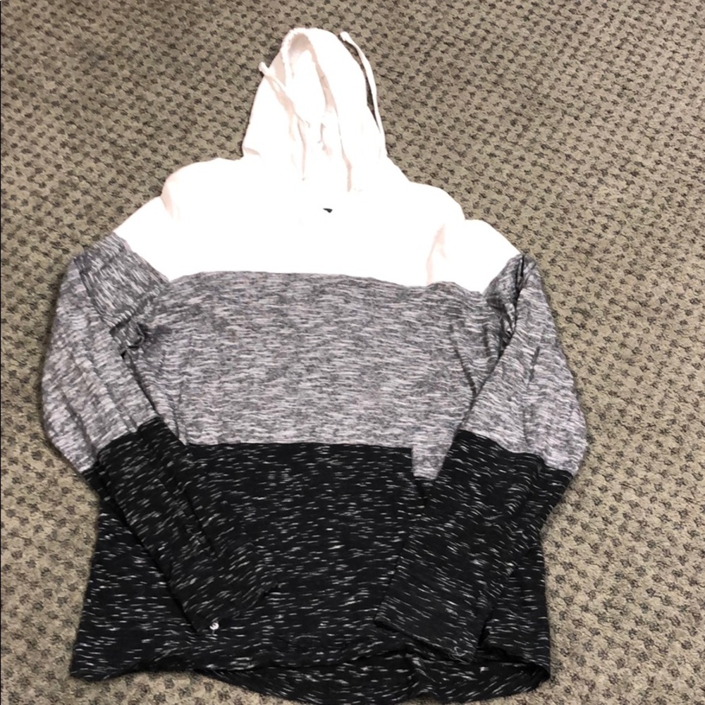 Broken Threads mens size small pull over